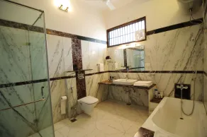 Geetanjali Luxury Suites - Banheiro
