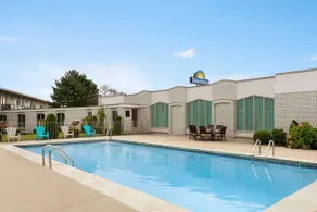 Days Inn by Wyndham London - Piscine