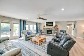 Beautiful Kentucky Lake Getaway w/ Dock & Deck! - Innvendig