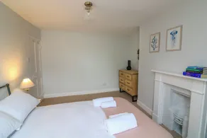Ellenor - Room