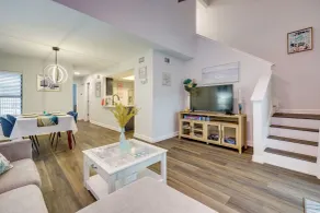 Chic Townhouse w/ Hot Tub, 4 Mi to Atlantic Beach! - Interiør