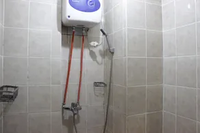 Chic and Cozy 2BR Apartment at Pinewood Jatinangor near JATOS By Travelio - Badezimmer