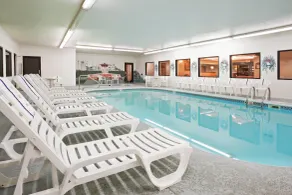 Holiday Inn Express & Suites Alliance by IHG - Piscine