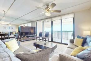10th-floor 3BR Beachfront Condo w/ Views & Pool - Intérieur