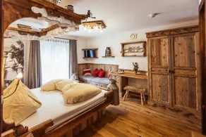 Pension Seighof - Geschichte zum Anfassen seit 1366 - regionales Frühstück & Halbpension - Skishuttle - Ski In - Bergpanorama - Room