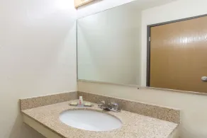 Super 8 by Wyndham Richmond/Broad Street - Salle de bain