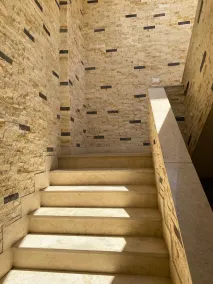 Night Pyramids Inn - Entrada interior