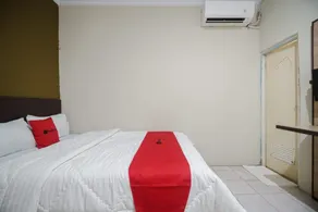 RedDoorz near Cikampek Mall Karawang - Room