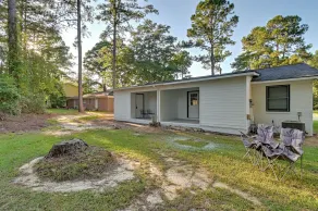 Private Patio: Apt 6 Mi to Cheraw State Park! - Interior