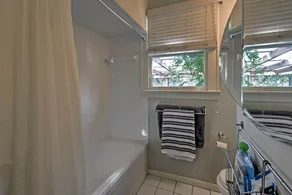 Houston Montrose Home: Walk to Bars & Restaurants! - Bathroom
