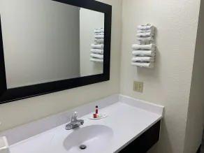 Super 8 by Wyndham Spokane Valley - Salle de bain