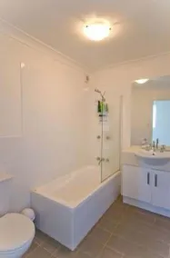 Seaspray 8 - LJHooker Yamba - Salle de bain