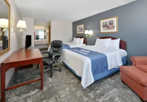 Days Inn & Suites by Wyndham Bentonville - Room