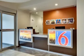 Motel 6 Poplar Bluff, MO - Hall