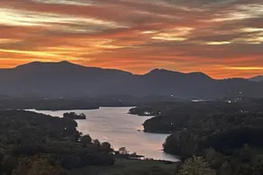 3BR Home w/ Mountain/lake Views & Hot Tub - Innvendig