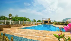 The Byke Majestic Meadows - Pool