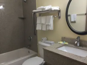 Super8 by Wyndham NEARBY Clearwater St Petersburg International Airport - Salle de bain