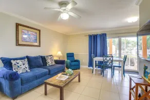 Sunlit Longboat Key Escape w/ Private Resort Beach - Innvendig