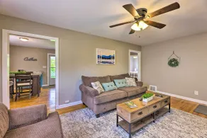 Charming Charleston Home w/ Yard & Fire Pit! - Intérieur