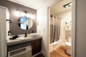 Trailhead Lodge - Bathroom