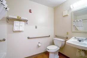 HomeTowne Studios by Red Roof Chicago - Waukegan - Badezimmer