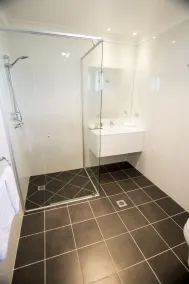 Best Western Plus All Settlers Motor Inn - Bathroom