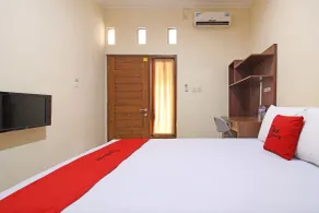 RedDoorz near Hartono Mall 3 - Room