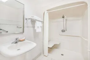 Super 8 by Wyndham Ambassador Bridge Windsor ON - Salle de bain