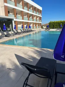 Holiday Inn Express Manisa-West by IHG - Piscina