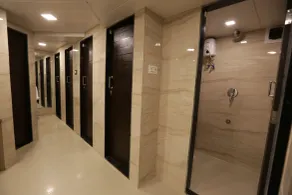 Qubestay Airport Capsule Hotel & Hostel - Bathroom