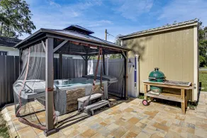 Riverfront Floral City Stay w/ Dock & Hot Tub! - Innenbereich