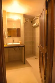 Royal Palms Luxury Service Apartment - Bathroom