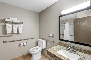 Days Inn & Suites by Wyndham Des Moines Airport - Salle de bain