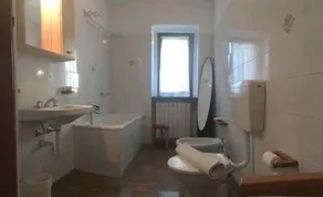 Apartment 'Agriturismo La Grange - Family' mit Bergblick, WLAN und Klimaanlage - Badezimmer