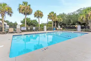 Red Roof Inn PLUS+ Mt Pleasant - Patriots Point - Piscine
