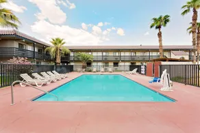 Days Inn & Suites by Wyndham Needles - Piscine