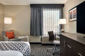 La Quinta Inn & Suites by Wyndham St Louis Route 66 - Chambre