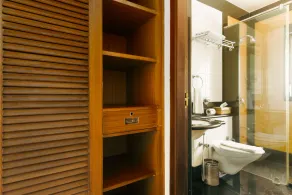 Laika Boutique Stay - Bathroom