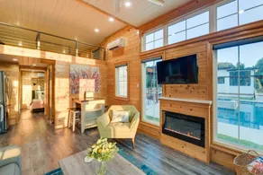 ~ 11 Mi to Lake Whitney: Tree-Lined Cabin w/ Deck - Intérieur