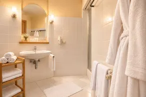 Hotel Das Gastein - ganzjährig inklusive Alpentherme Gastein & Sommersaison inklusive Gasteiner Bergbahnen - Bathroom