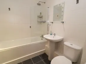 Whistle Stop Apartment - Bad