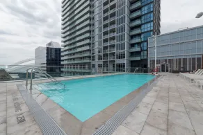 Grand Royal Condos - CN Tower - Piscina