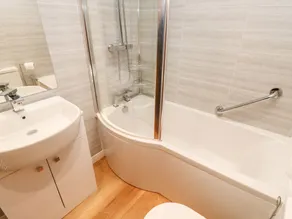 Flat Above 27 - Bathroom