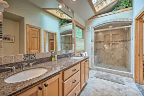 Upscale Family Retreat w/ Fire Pit, Walk to Beach! - Innenbereich