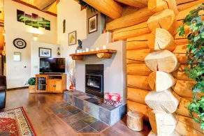 Riverside Log Cabin: On-site Aurora Viewing! - Interior