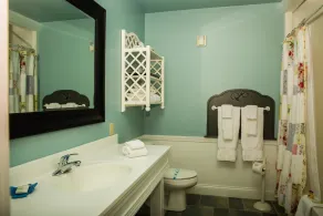 Island View Inn - Bathroom