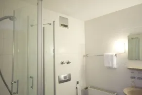Hotel Flora - Bathroom