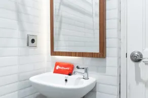 RedDoorz Premium near Centre Point Mall Medan - Bathroom
