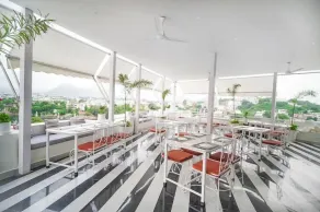 Grandrosse Boutique - Lake Facing Hotel - Restaurant