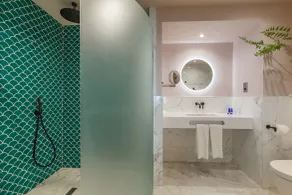 Waterfront Southport Hotel - Bathroom